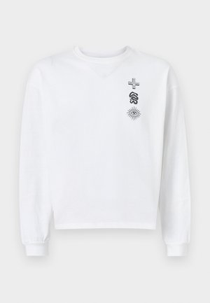 Hvit langermet hettegenser laget av bomull. Har tre svarte grafiske design på brystet: et kors, en bølge og et solsymbol.