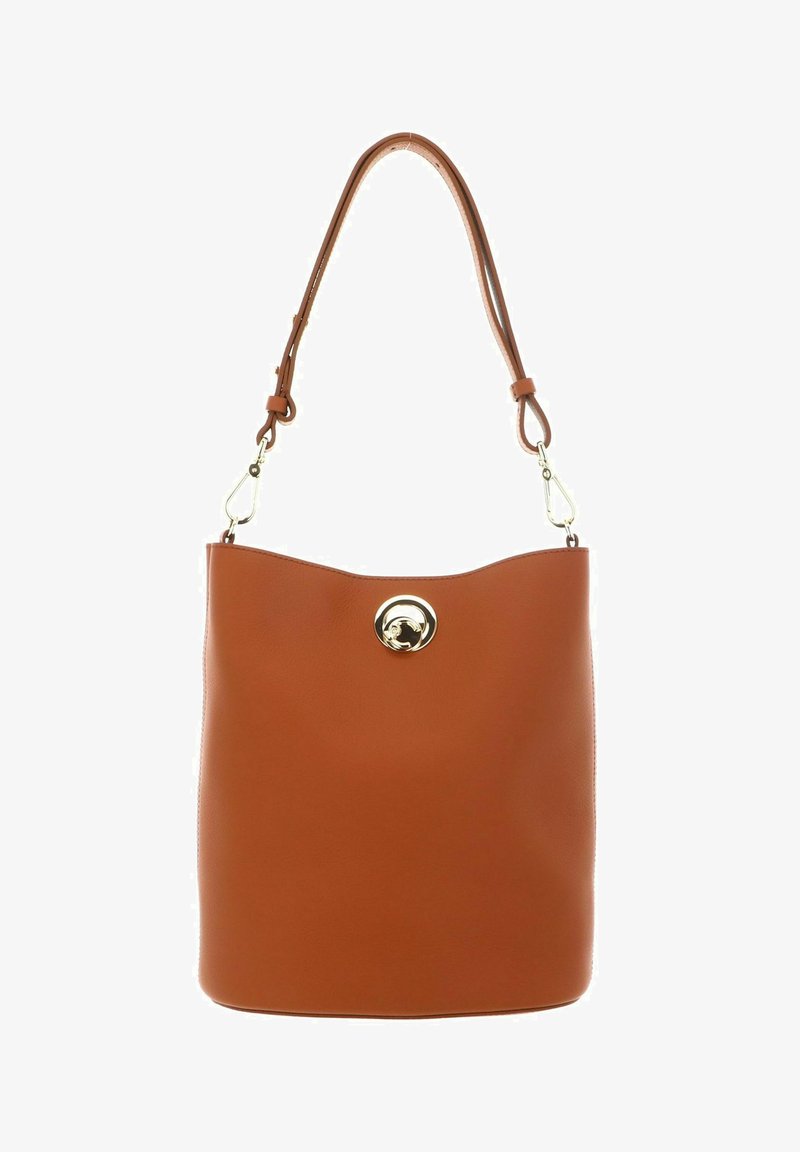 Sac bourse en cuir marron avec une bandoulière ajustable unique et un fermoir rond en or à l'avant.