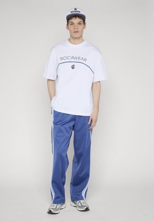 Rocawear, ROCAWEAR ROCAFELLA SNAP BACK CAP - Cap - brightwhite truenavy