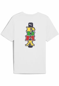 Camiseta de algodón blanca con un diseño gráfico de "PUMA" multicolor en la parte de atrás, utilizando colores rojo, verde, amarillo y negro.
