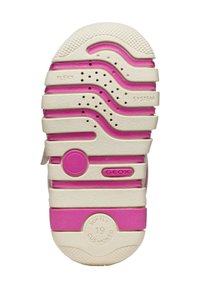 Semelle de chaussure en caoutchouc blanche avec des accents roses, surface texturée, motifs en vagues, trous de ventilation et un logo circulaire.