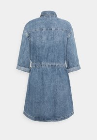 Vue arrière d'une robe en denim bleu moyen avec des manches trois-quarts retroussées et un détail ceinture à la taille.