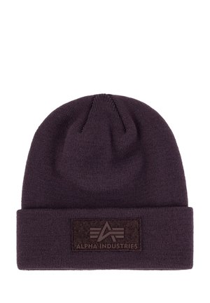 Bonnet en tricot violet avec un revers replié, présentant une pièce en relief avec le logo et l'emblème "Alpha Industries" en marron foncé.