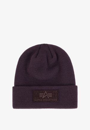 Lila kötött sapka hajtókával, texturált folttal, amelyen a "Alpha Industries" logó és embléma sötétbarnában.