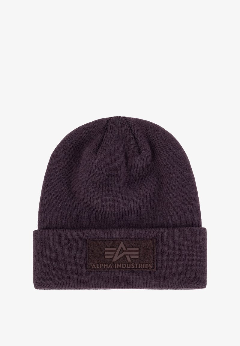 Beanie tricotat violet cu manșetă pliată, având un patch texturat cu logo-ul și emblema "Alpha Industries" în brun închis.