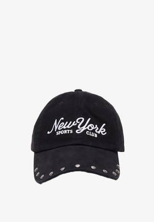 Cappellino da baseball nero con la scritta "New York Sports Club" ricamata in bianco e borchie metalliche lungo il bordo della visiera.