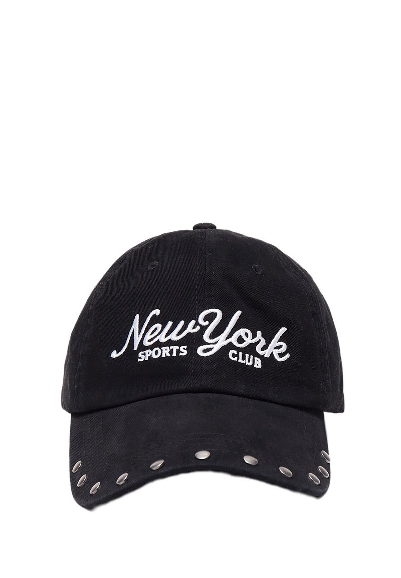 Cappellino da baseball nero con la scritta "New York Sports Club" ricamata in bianco e borchie metalliche lungo il bordo della visiera.