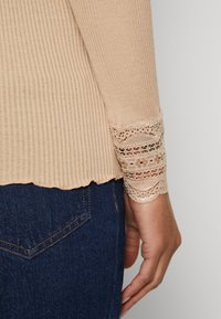Rosemunde Topper langermet - sand