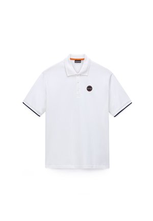 Polo bianca a maniche corte con tre bottoni, bordo nero sulle maniche e un piccolo logo rotondo sul petto a sinistra.