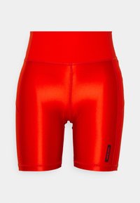 Červené sportovní šortky s vysokým pasem, vyrobené z lesklé, elastické tkaniny. Obsahují boční švy a malou logo nášivku na levé straně.