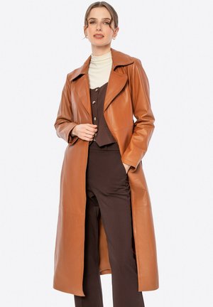 Tan leren trenchcoat met een brede revers, lange mouwen en een getailleerde pasvorm. De gladde textuur en de voorkant met split benadrukken het ontwerp.