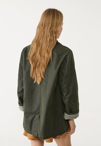 Stradivarius WAXED WITH MULTIPLE  - Parka - khaki