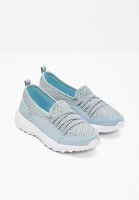 Scarpe slip-on in rete azzurro chiaro con colletto imbottito, parte superiore testurizzata, dettaglio con fascia elastica e suola in gomma bianca per garantire aderenza.