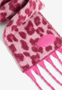 Bufanda de leopardo en tonos rosa y fucsia, hecha de una tela suave, con extremos con flecos y un parche de cuero suave y con marca.