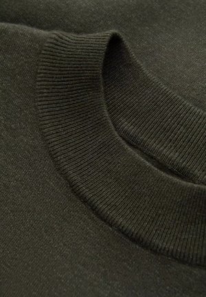 Dunkelgrüner, gestrickter Pulloverstoff mit einem gerippten Ausschnitt, glatter Textur und leichtem Glanz. Nahaufnahme hebt die Materialqualität hervor.