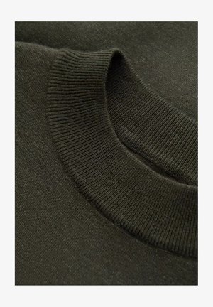 Ciemnozielona dzianina swetra z prążkowanym dekoltem, gładką fakturą i delikatnym połyskiem. Zbliżenie podkreśla jakość materiału.