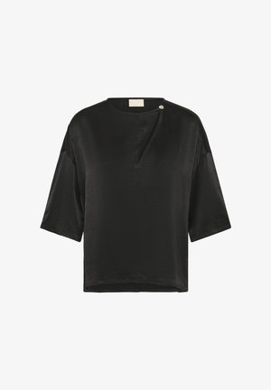 Černá krátká saténová halenka s asymetrickým výstřihem, zapínaná malým ozdobným knoflíkem na levém rameni.