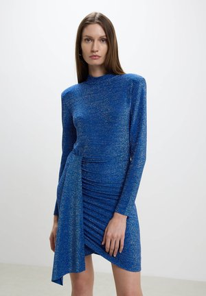 Abito blu glitterato con maniche lunghe, forma aderente e design arricciato. Presenta un lato annodato e una consistenza liscia.