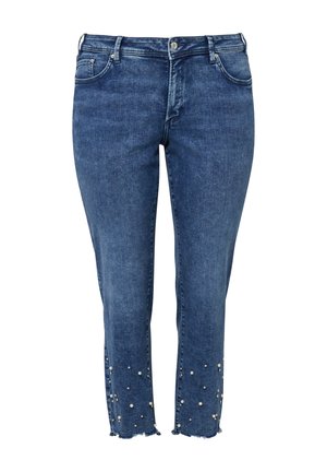 Blauwe spijkerbroek met rafelige zomen en verspreide kleine witte parelversieringen bij de enkel.