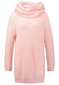 Pull en tricot rose avec un col drapé, des manches longues et une coupe ample. Présente un travail de points texturés et des poignets et un ourlet côtelés.