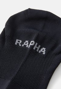 Marineblaue technische Socke mit geripptem Bündchen, strukturiertem Stoff und leicht grauem "RAPHA"-Logo, das an der Seite eingestrickt ist.
