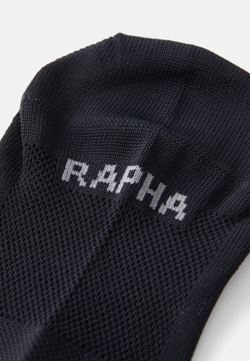 Marine teknisk strømpe med ribbet manchet, struktureret stof og lys grå "RAPHA" logo strikket på siden.