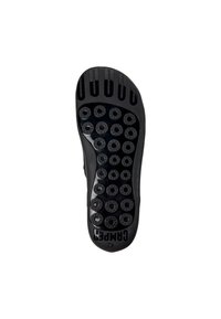 Sole di calzature nera con elementi testurizzati circolari, nome del marchio "CAMPER" inciso e taglia "42", oltre a scanalature per la trazione.