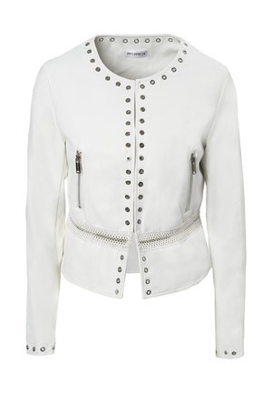 Weiße Lederjacke mit silbernen Druckknöpfen, zwei Reißverschlussfronttaschen und einem gehäkelten Akzentband in der Taille.