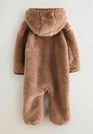 Pruun beebijumpsuit, mis on valmistatud sametisest ja pehmest materjalist, krae ja kaetud jalgadega, pehme tekstuuri ning lihtsa disainiga.