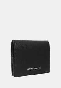 Portafoglio in pelle nera con finitura testurizzata, design a due pieghe, caratterizzato dal nome del marchio "Armani Exchange" in rilievo e in argento sulla parte anteriore.