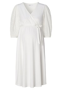 Witte zwangerschapswikkeldress met korte pofmouwen, voorzien van kantdetails, een gestrikte taille en een vloeiende A-lijn silhouet.