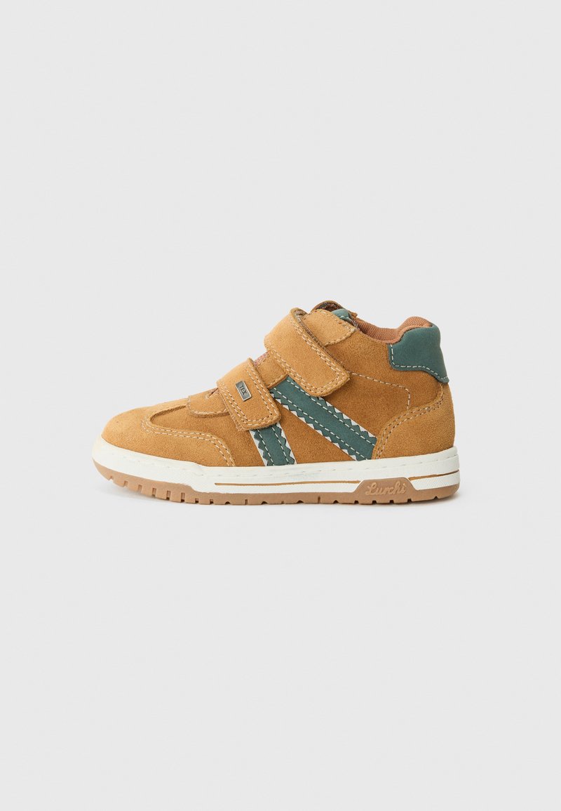 Baskets montantes en suède marron avec des accents turquoise, dotées de deux bandes Velcro, de coutures blanches et d'une semelle en caoutchouc texturée.