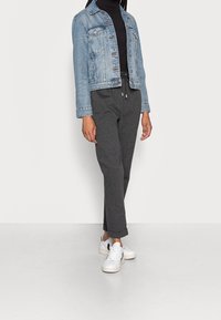 Esprit Sweter