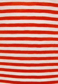 Stickad tyg med växelvis horisontella ränder i stark röd och vit. Slät textur, jämn bredd på ränderna, livlig färgkontrast.