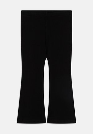 Mustat leveälahkeiset housut, jotka on valmistettu ribbikankaasta, näyttävät tiukalta vyötäröltä ja niissä on sileä pinta sekä levenevät lahkeet alhaalla.