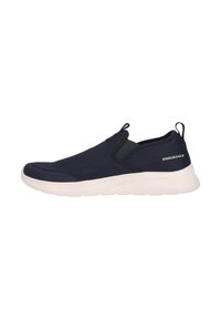 Laivasto slip-on tennarit, joissa on verkkokangas, joustavat sivupaneelit, valkoinen kumipohja ja teksturoitu muotoilu. Kantapäässä on sana "KESTÄVYYS".