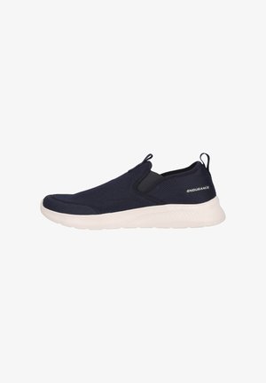 Marindörrsneaker i marinblått med mesh-material, elastiska sidopaneler, vit gummisula och en texturerad design, med ordet "ENDURANCE" på hälen.
