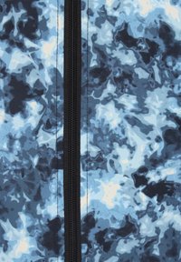 Blauw en zwart gemarmerde stof met een gladde textuur, met een centrale zwarte rits en abstracte ontwerpvariaties in lichtere tinten.