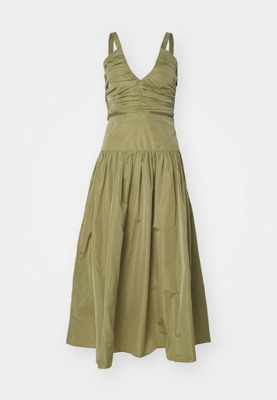 Vestido maxi sin mangas de color verde oliva, con escote en V, cuerpo fruncido y una falda fluida y acampanada. Hecho de un tejido ligero con un ligero brillo.