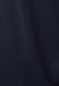Tissu bleu marine avec une texture lisse et un léger éclat. Le tissu présente une surface propre et ininterrompue, sans motifs ni embellissements.