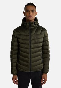 Giacca imbottita verde oliva con cappuccio, caratterizzata da sezioni trapuntate orizzontali, zip frontale e tasche laterali. Materiale liscio e lucido.
