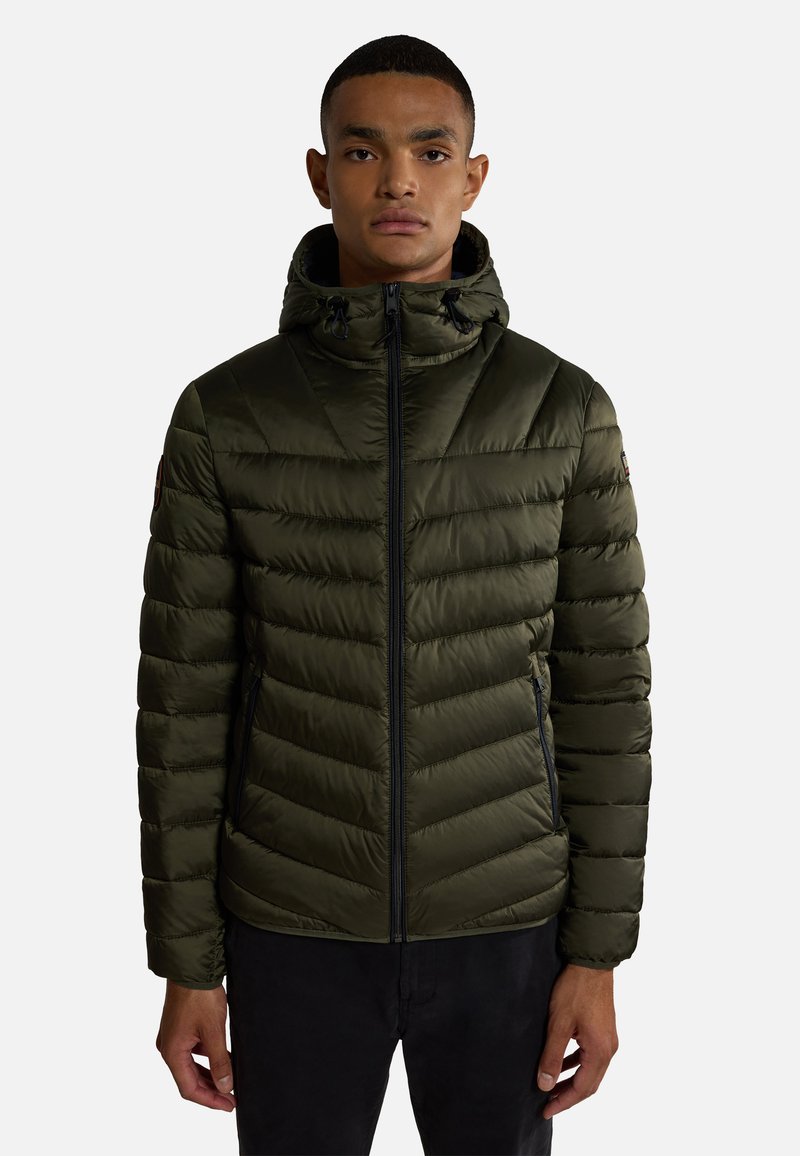 Giacca imbottita verde oliva con cappuccio, caratterizzata da sezioni trapuntate orizzontali, zip frontale e tasche laterali. Materiale liscio e lucido.