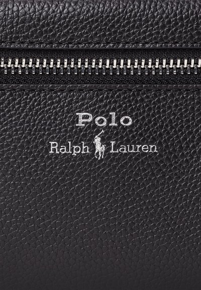 Portofel din piele neagră cu o suprafață texturată, având un fermoar argintiu și logo-ul „Polo Ralph Lauren” embosat. Design compact.