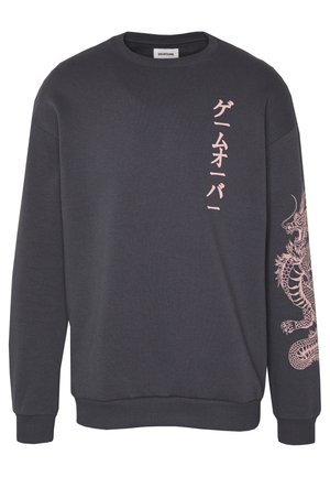 Donkergrijze sweatshirt met verticale roze Japanse tekst op de linkerborst en een roze draakafbeelding op de rechtermouw.