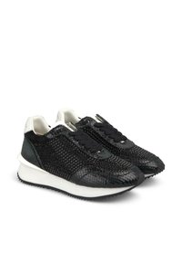 Des baskets noires avec une texture à motifs, présentant un mélange de matériaux lisses et écaillés, des lacets noirs et une semelle blanche texturée.