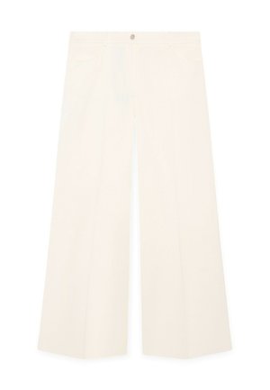 Pantaloni a gamba larga in morbido tessuto bianco, con tasche frontali, chiusura con bottone e un design pulito e minimalista con una texture sottile.