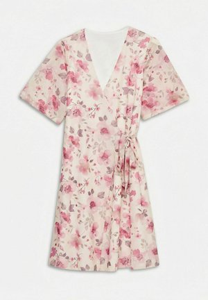 Abito a portafoglio floreale con fiori rosa e beige, maniche corte, scollo a V e chiusura laterale a fiocco su sfondo chiaro.