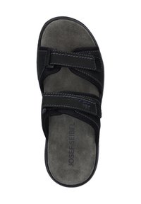 Zwarte sandaal met twee verstelbare banden, zacht suede voetbed, versterkte zijkanten en contrasterende stiksels. Tekst "JOSEF SEIBEL" op het voetbed.