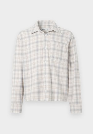 Camisa de cuadro de manga larga en tonos beige claro y azul. Presenta un cierre de botones al frente, cuello y un bolsillo en el pecho. Textura suave.