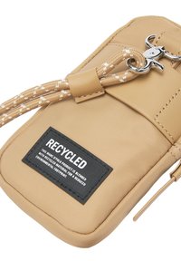 Pochette in materiale riciclato di color sabbia con superficie testurizzata, dotata di una fascia intrecciata e di un gancio argentato. Etichetta nera con dettagli sulle informazioni di riciclo.